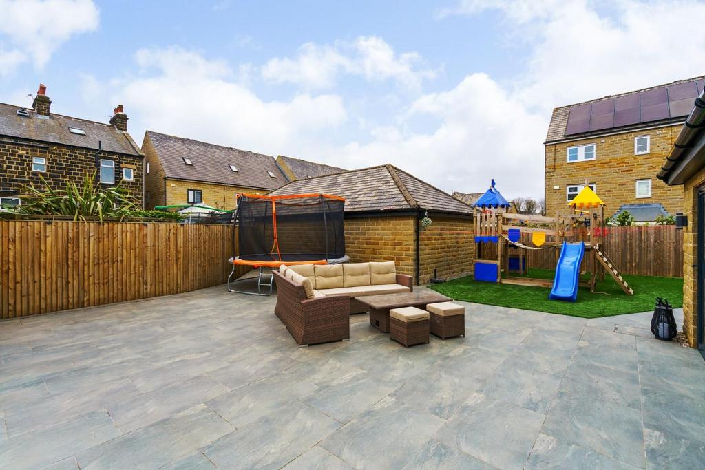 87787 6 Cairn Avenue Guiseley  (42) low.jpg