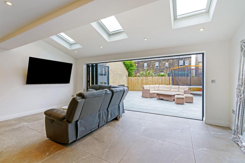 87787 6 Cairn Avenue Guiseley  (11) low.jpg