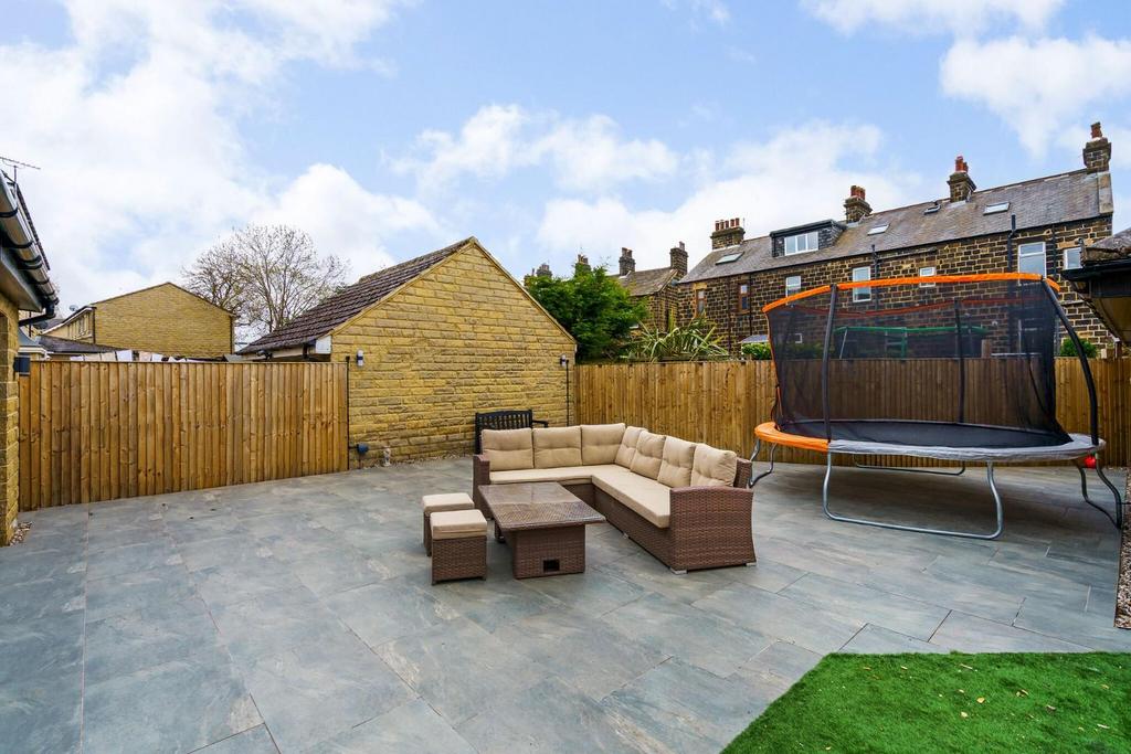 87787 6 Cairn Avenue Guiseley  (43) low.jpg