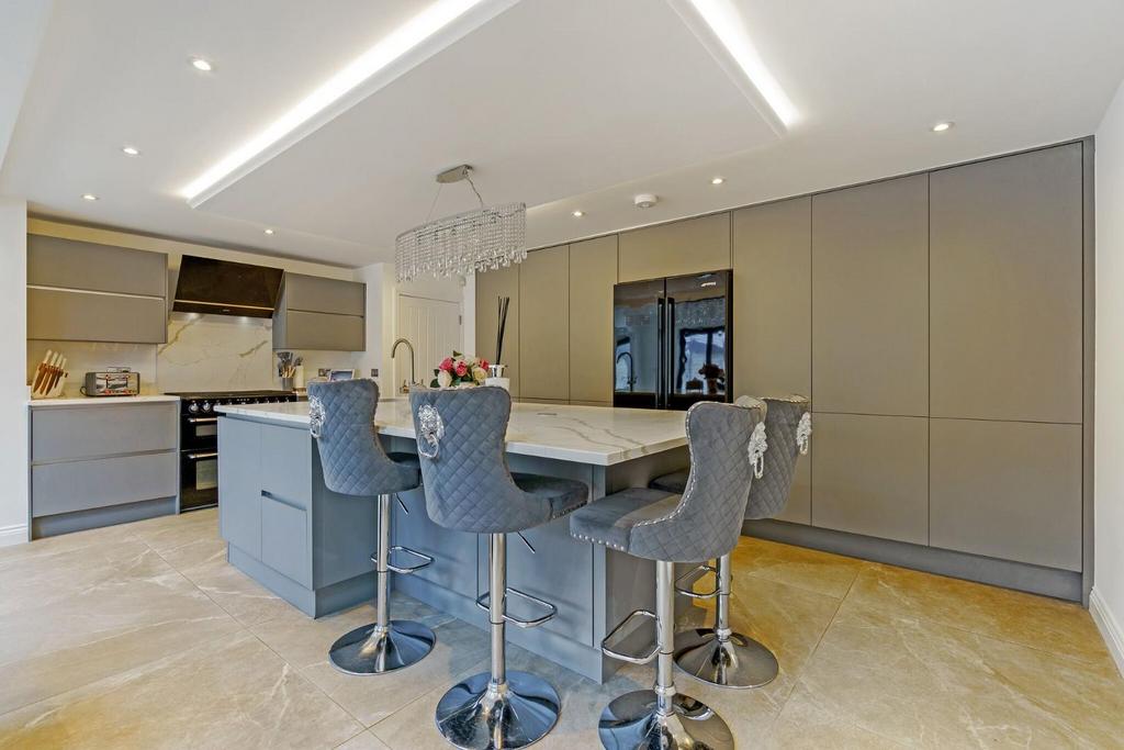 87787 6 Cairn Avenue Guiseley  (13) low.jpg