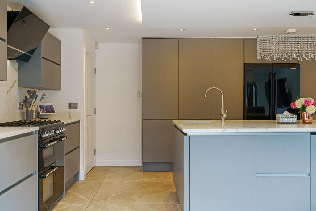 87787 6 Cairn Avenue Guiseley  (14) low.jpg