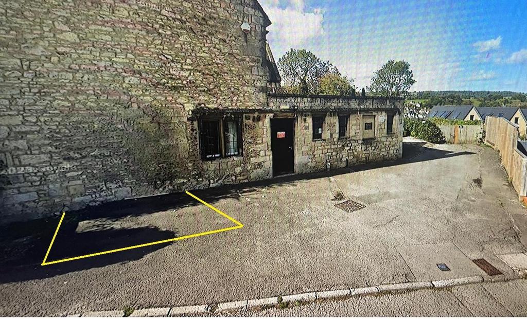 St Laurence Stroud drive to Vicarage parking area.