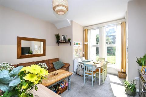 2 bedroom flat for sale, Jevington Gardens, Eastbourne