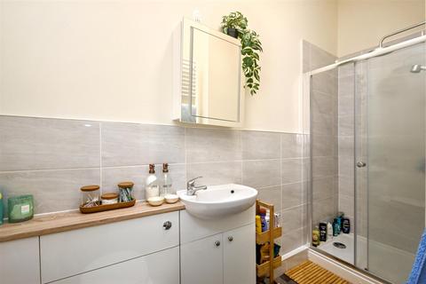2 bedroom flat for sale, Jevington Gardens, Eastbourne