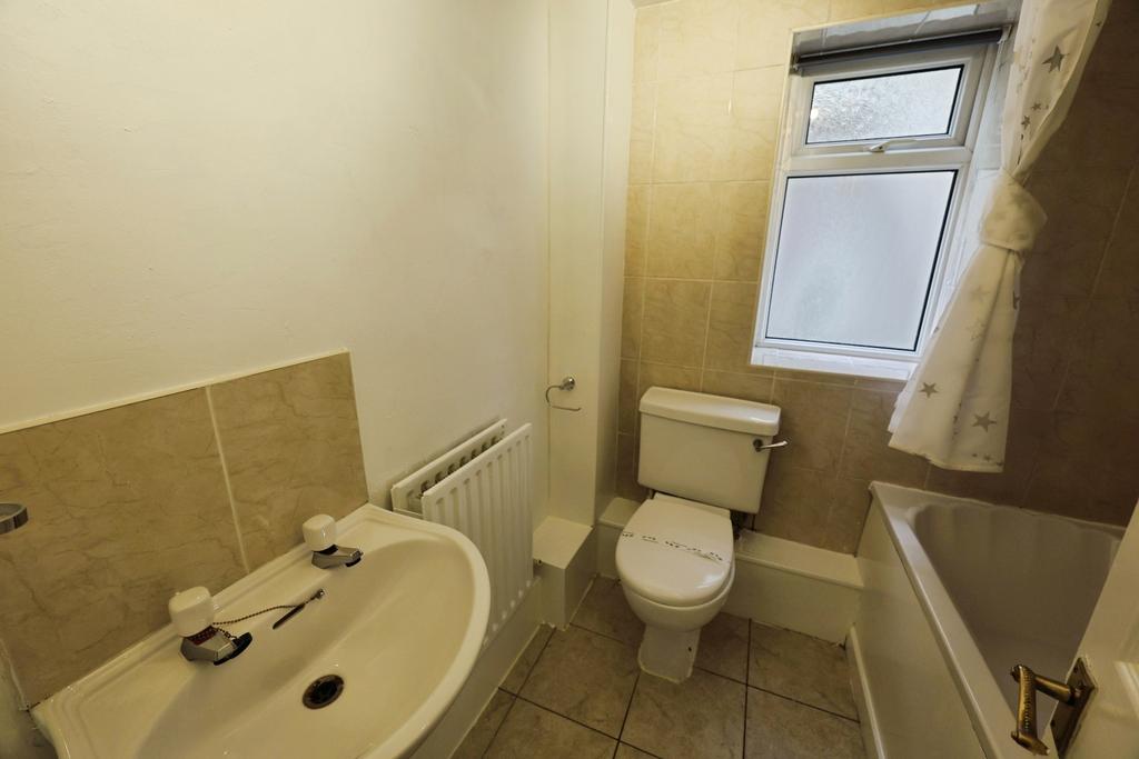 Pbox-bathroom-325354.JPG