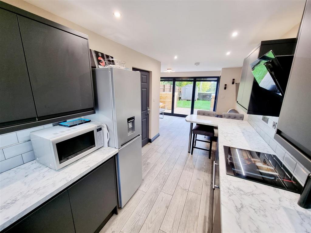 Kitchen 1.jpg