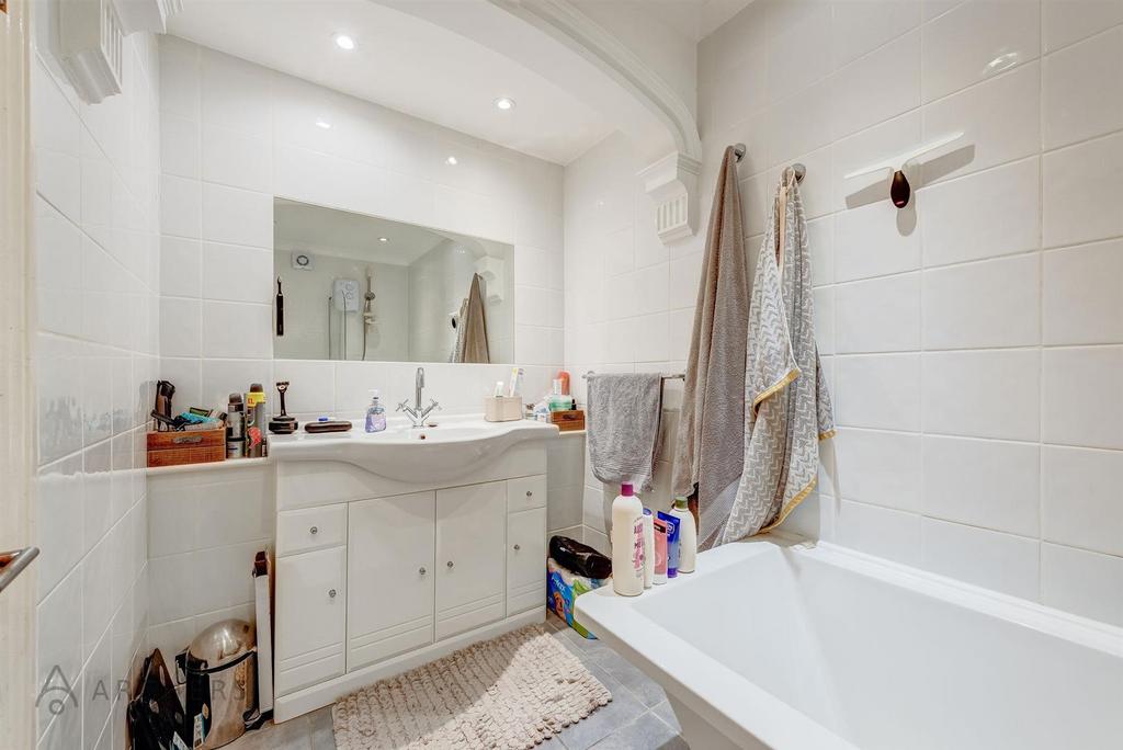 Flat5,16 Moorbank Road(Interior)-16.jpg