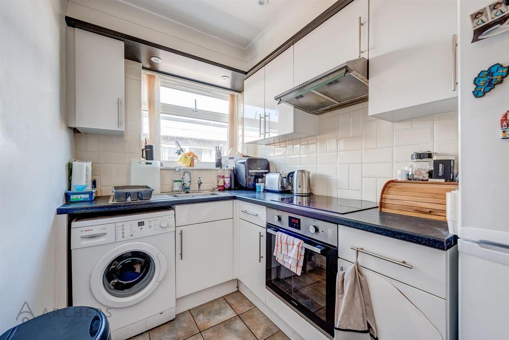 Flat5,16 Moorbank Road(Interior)-7.jpg