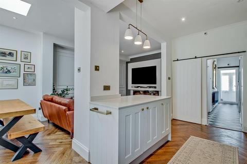 35 Woodberry Grove, London, N12 0DN