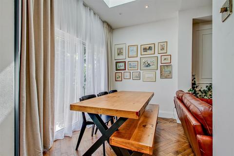 35 Woodberry Grove, London, N12 0DN