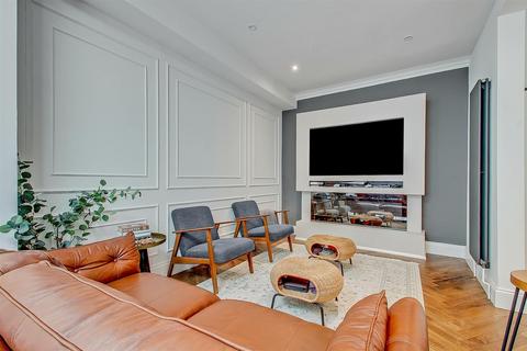 35 Woodberry Grove, London, N12 0DN