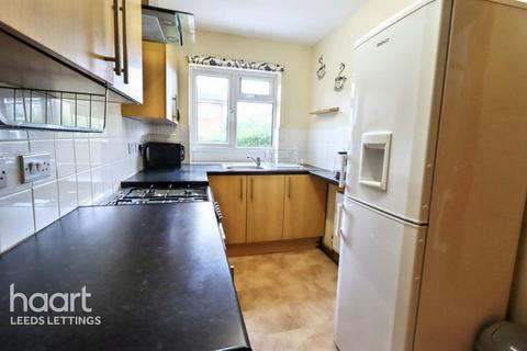 2 bedroom semi-detached house to rent, Wykebeck Avenue, Leeds