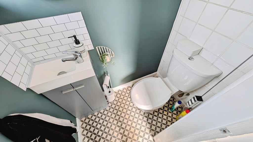 98 Finch cloakroom 2.jpg