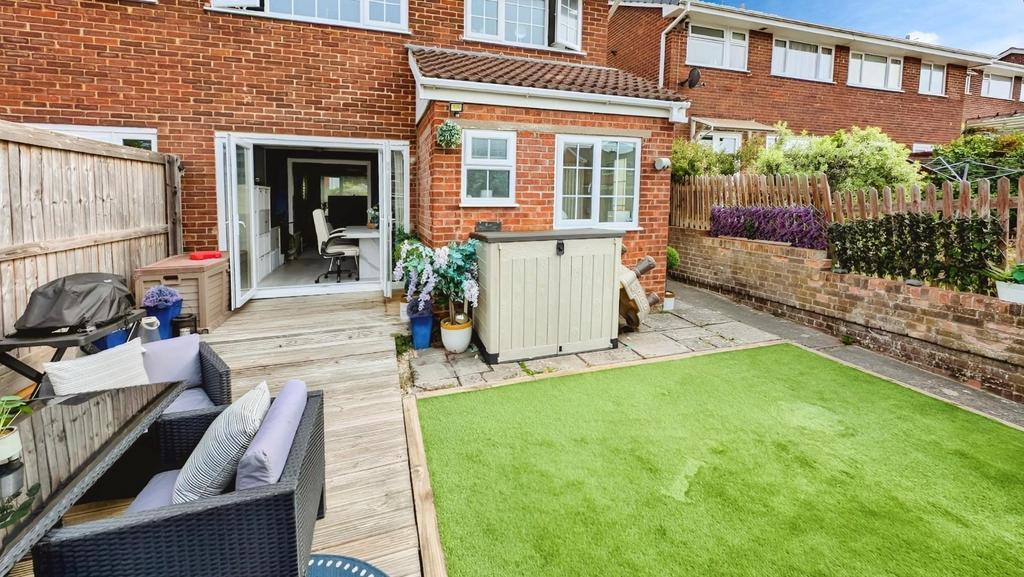 98 f INCH REAR GARDEN 2.jpg