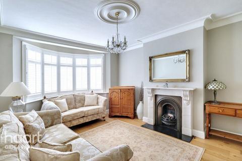 3 bedroom semi-detached house for sale, Netherpark Drive, Gidea Park, RM2 5RJ