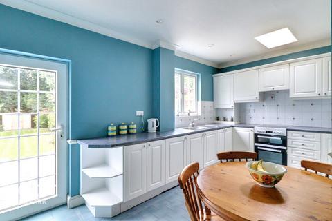 3 bedroom semi-detached house for sale, Netherpark Drive, Gidea Park, RM2 5RJ