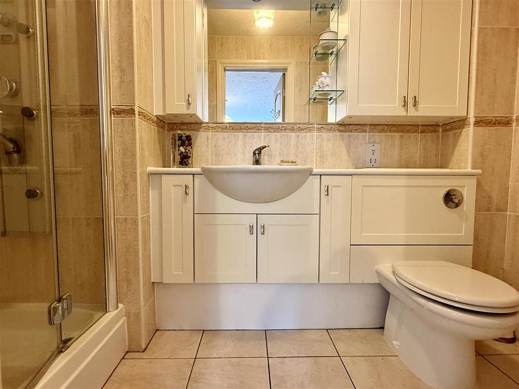En suite shower room/wc