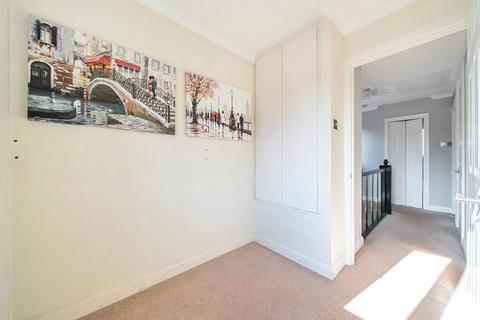 5 Rowley Court, Caterham, CR3 5AY