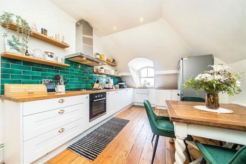 3 bedroom flat for sale, The Village, London SE7