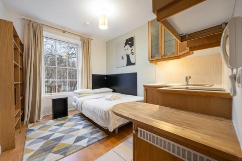 Studio to rent, Cartwright Gardens, London, WC1H