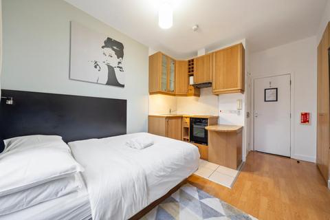 Studio to rent, Cartwright Gardens, London, WC1H
