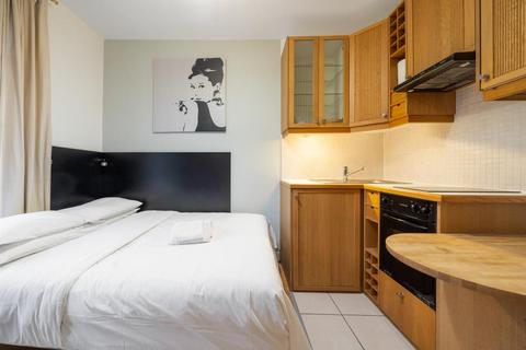 Studio to rent, Cartwright Gardens, London, WC1H