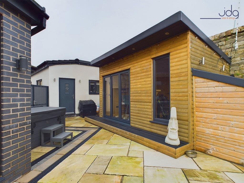 Garden Studio / Bar