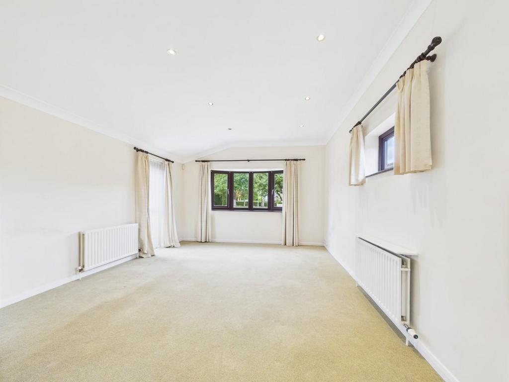 CAM01238 G0-PR0525-STILL025.jpg