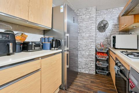 3 bedroom flat for sale, Cheyne Path, Hanwell, London, W7