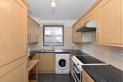 3 bedroom flat to rent, Parkgate Road, London, SW11