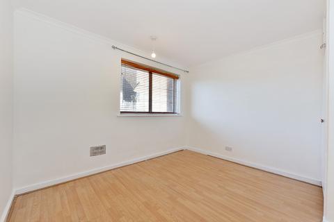 3 bedroom flat to rent, Parkgate Road, London, SW11