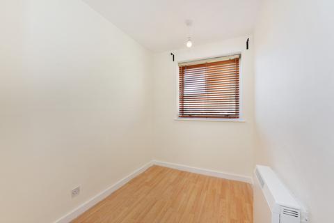 3 bedroom flat to rent, Parkgate Road, London, SW11
