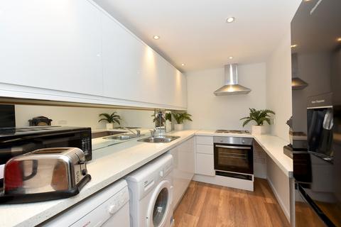 2 bedroom flat to rent, Cadogan Square, London, SW1X