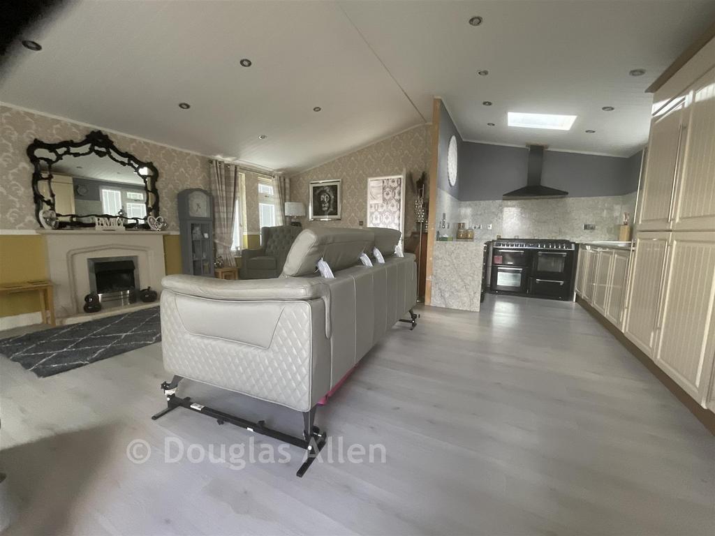 Lounge/Kitchen Area