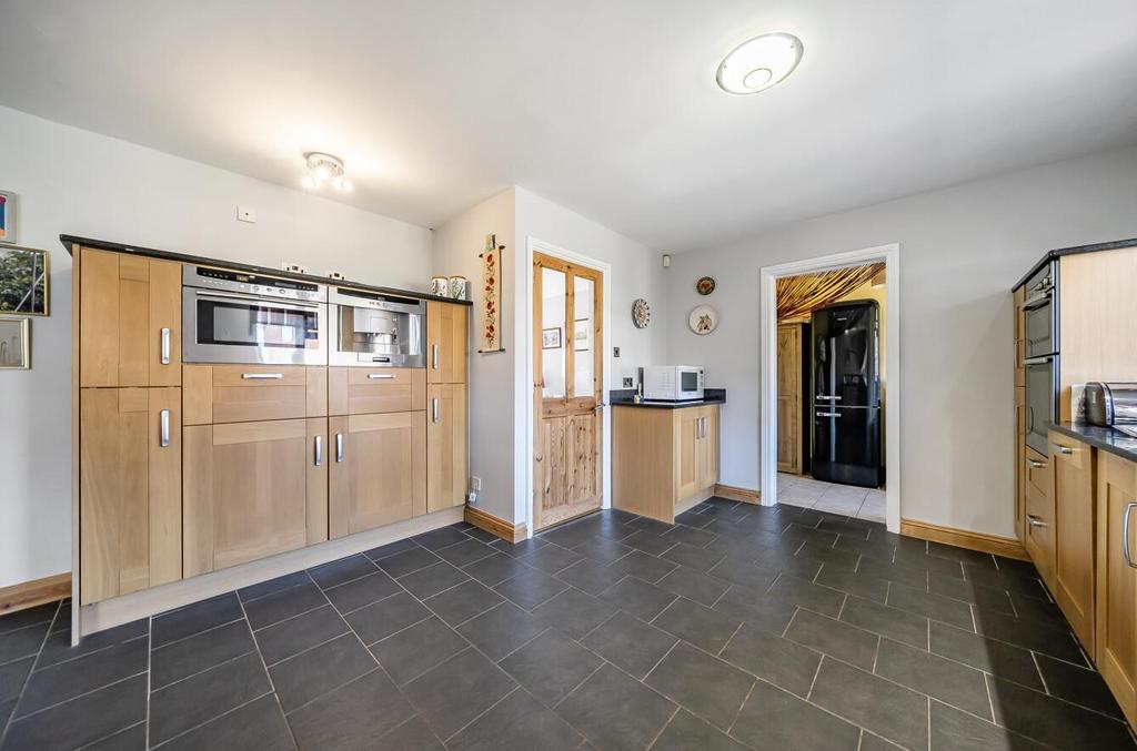 Kitchen1.jpg
