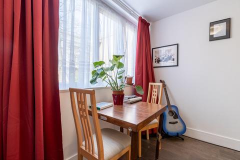 2 bedroom flat to rent, Walham Green Court, Fulham, London, SW6