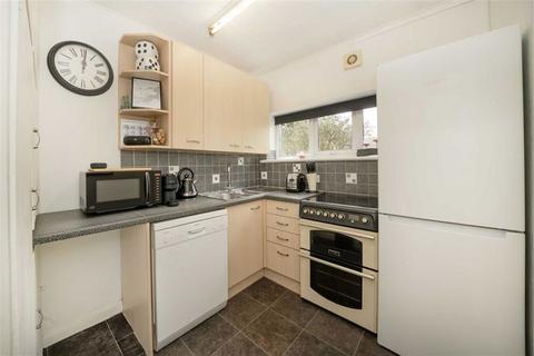 2 bedroom flat to rent, Blackmores Grove, Teddington TW11