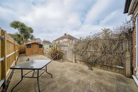 2 bedroom flat to rent, Blackmores Grove, Teddington TW11