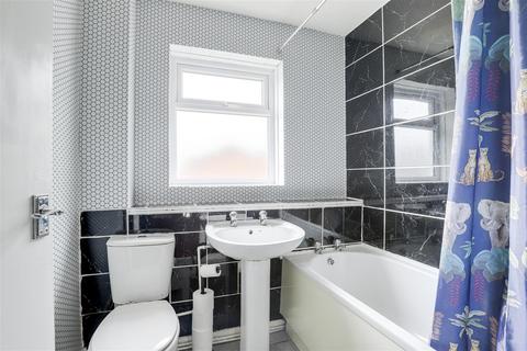 3 bedroom semi-detached house for sale, Cavell Close, Clifton NG11