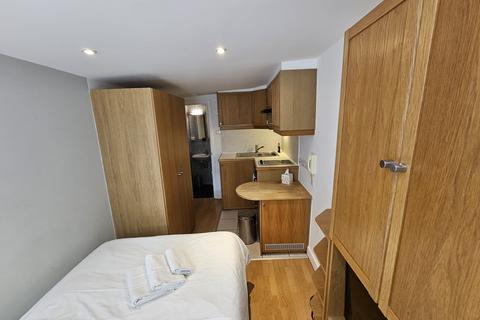 Studio to rent, Cartwright Gardens, London, WC1H