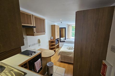 Studio to rent, Cartwright Gardens, London, WC1H