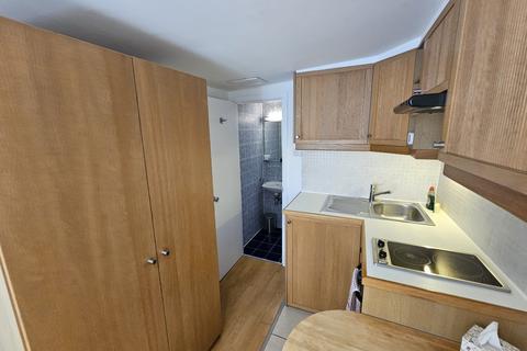 Studio to rent, Cartwright Gardens, London, WC1H