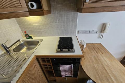 Studio to rent, Cartwright Gardens, London, WC1H