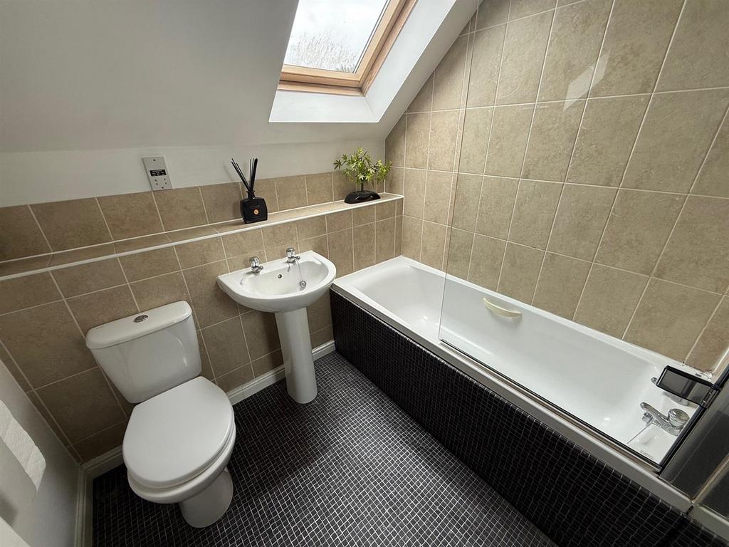 EC18 Bathroom.jpg