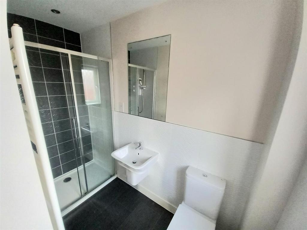10 Birdwood Cres En Suite.jpg