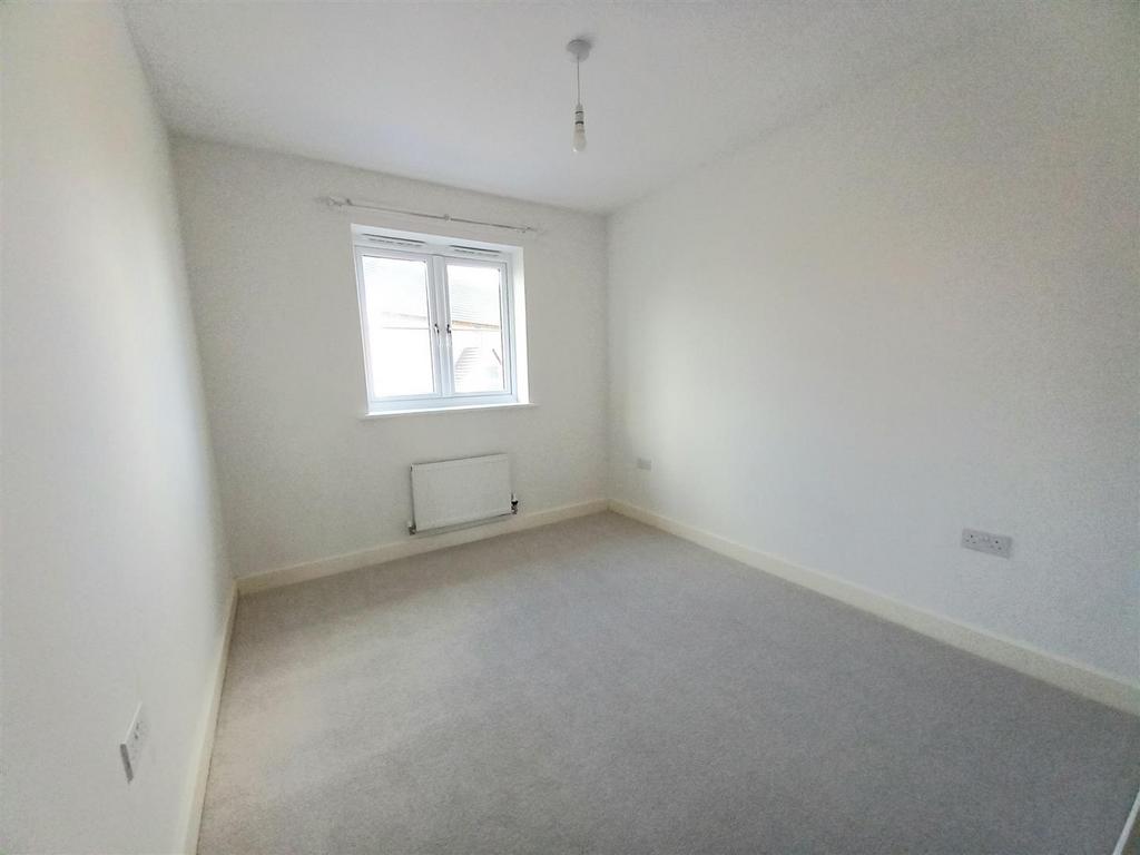 10 Birdwood Cres Bed 2.jpg