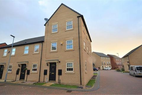2 bedroom townhouse to rent, Fallbrook Road, Castleford, WF10