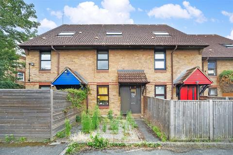 2 bedroom flat for sale, Coopers Close, London