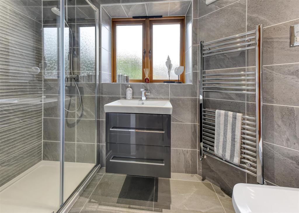 Wentworth Barn-bed2 ensuite.jpg