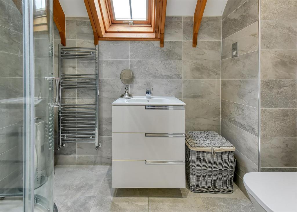 Wentworth Barn-bed1 ensuite.jpg